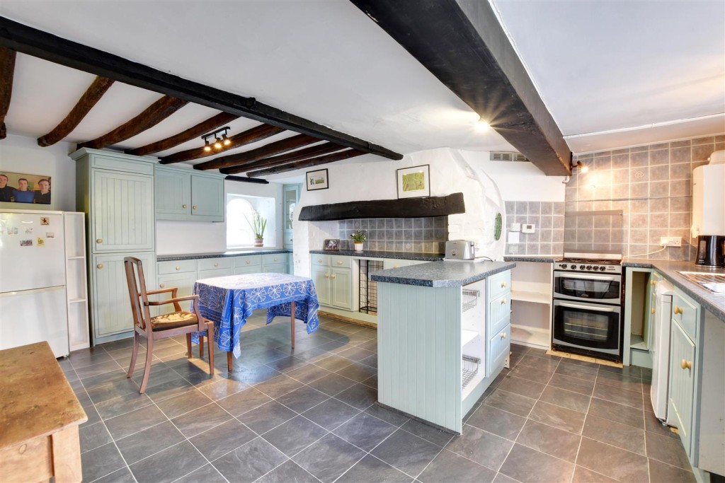 Lot: 129 - PERIOD HOUSE FOR IMPROVEMENT - Kitchen